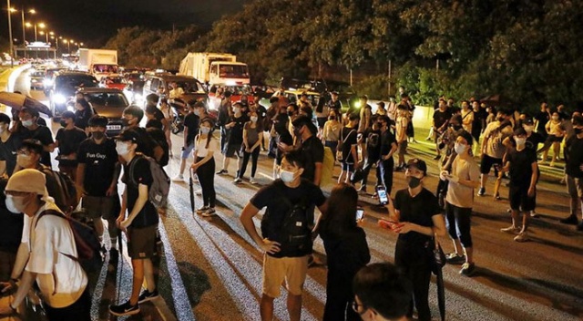 Hong Kong'da protestocular havalimanı yakınındaki yolları kapattı Hong Kong'da protestocular havalimanı yakınındaki yolları kapattı