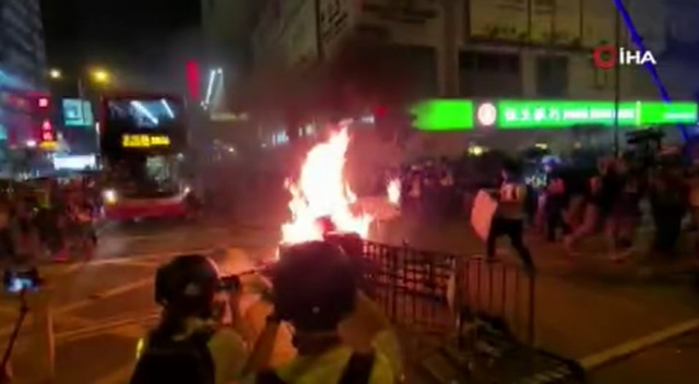 Hong Kong’da sokaklar alev alev
