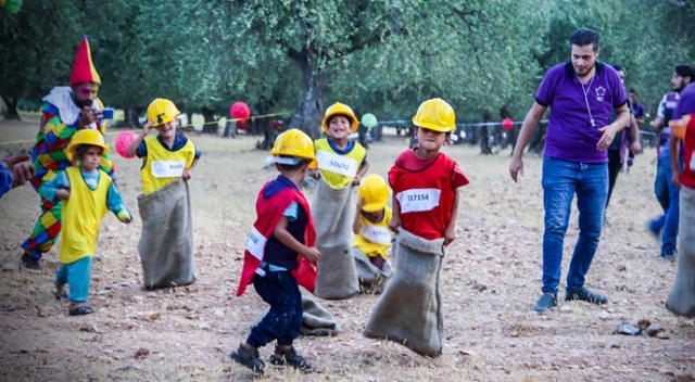 İdlib'te savaş çocuklarının buruk eğlencesi
