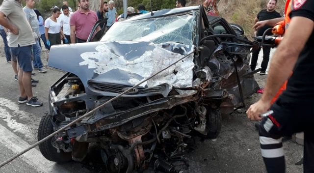 İki otomobil kafa kafaya çarpıştı: 1 ölü, 5 yaralı