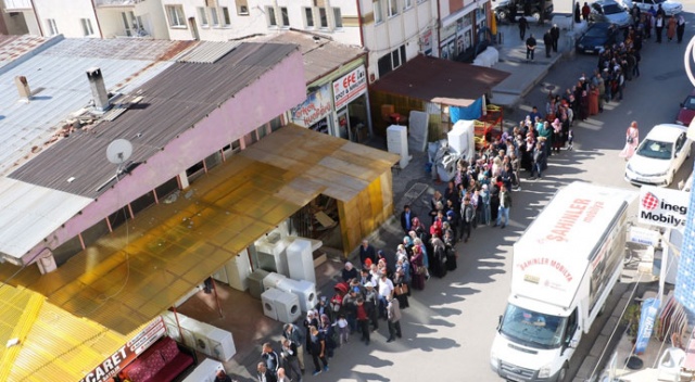 İş arayanların oluşturduğu kuyruk sokağa sığmadı