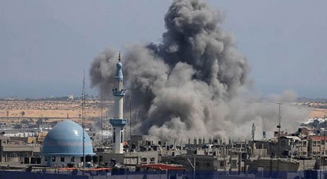 İşgalci İsrail ordusu Gazze'de 2 mevkiyi bombaladı