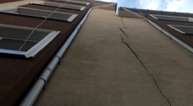 İstanbul'da deprem sonrası 77 binada ağır hasar tespit edildi İstanbul'da deprem sonrası 77 binada ağır hasar tespit edildi