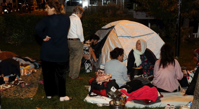 İstanbullular geceyi parklarda geçiriyor İstanbullular geceyi parklarda geçiriyor