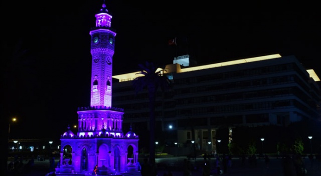 İzmir Saat Kulesi mor ışıkla aydınlatıldı İzmir Saat Kulesi mor ışıkla aydınlatıldı