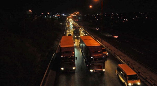 Kamyon devrildi, Anadolu Otoyolu trafiğe kapandı