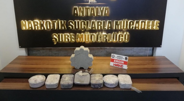 Kargo şirketinde paketleri açan polis gözlerine inanamadı Kargo şirketinde paketleri açan polis gözlerine inanamadı