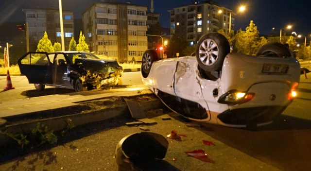 Kavşakta otomobiller çarpıştı: 4 yaralı