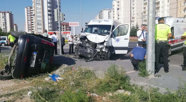 Kayseri’de öğrenci servisi ile otomobil çarpıştı: 4 yaralı