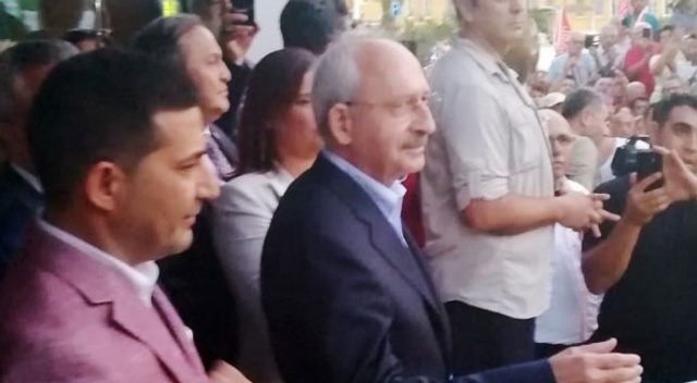 Kemal Kılıçdaroğlu'na yumurtalı saldırı! Bir kişi gözaltına alındı Kemal Kılıçdaroğlu'na yumurtalı saldırı! Bir kişi gözaltına alındı