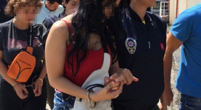 Kız kardeşler sahte altınla dolandırıcılık yaparken yakalandı Kız kardeşler sahte altınla dolandırıcılık yaparken yakalandı