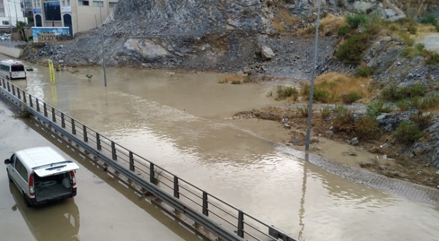 Kuşadası'nda kuvvetli sağanak Kuşadası'nda kuvvetli sağanak