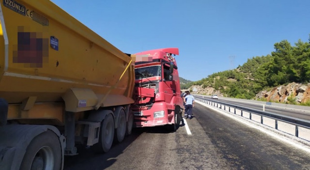 Maden yüklü tırlarlar çarpıştı