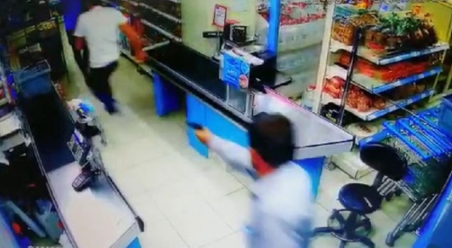 Markette silahlar çekildi, 4 kişi yaralandı Markette silahlar çekildi, 4 kişi yaralandı