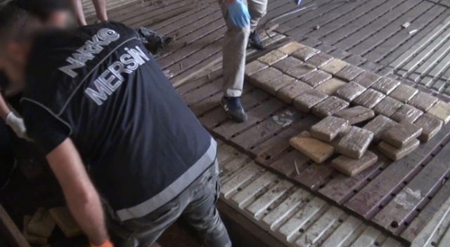 Muz yüklü gemide 83 kilo kokain ele geçirildi Muz yüklü gemide 83 kilo kokain ele geçirildi