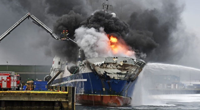 Norveç’te 200 bin litre yakıt bulunan Rus gemisi yandı Norveç’te 200 bin litre yakıt bulunan Rus gemisi yandı