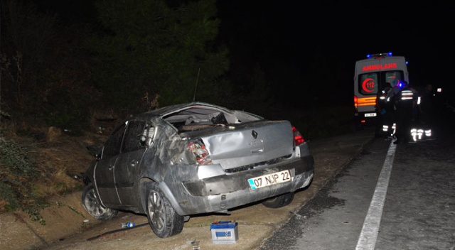 Otomobil yol kenarında ağaçlara çarptı: 1 ölü Otomobil yol kenarında ağaçlara çarptı: 1 ölü