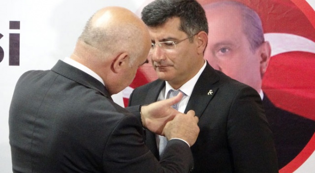Partilerinden ayrılan İYİ Partililer rozet takarak MHP&#039;ye geçti