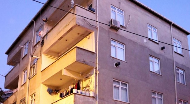 Pendik'te hasar gören 3 katlı bina boşaltıldı
