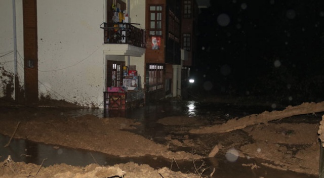 Rize'de şiddetli yağış! 20 daireli apartman tahliye edildi Rize'de şiddetli yağış! 20 daireli apartman tahliye edildi