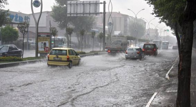 Sakarya'da sağanak hayatı olumsuz etkiledi Sakarya'da sağanak hayatı olumsuz etkiledi