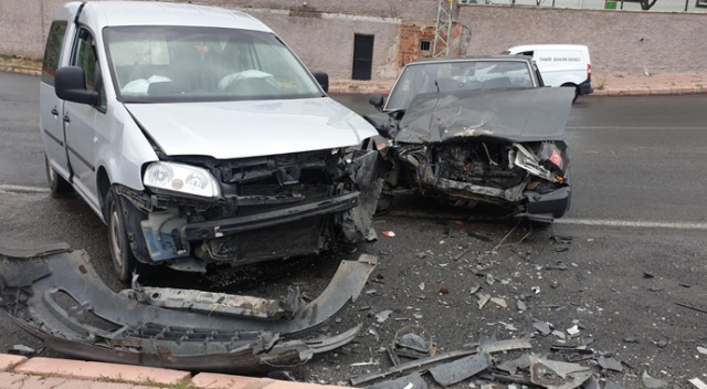 Şanlıurfa’da iki otomobil çarpıştı: 3 yaralı