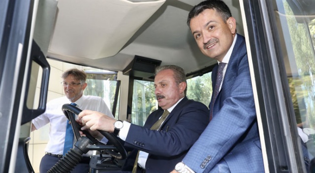 Şentop ve Pakdemirli, yerli ve milli elektrikli traktörü test etti