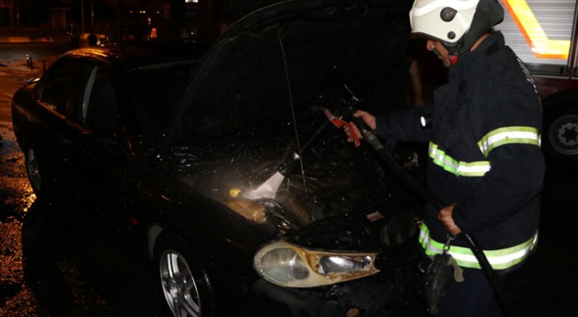 Seyir halinde yanan otomobile esnaf müdahalesi Seyir halinde yanan otomobile esnaf müdahalesi