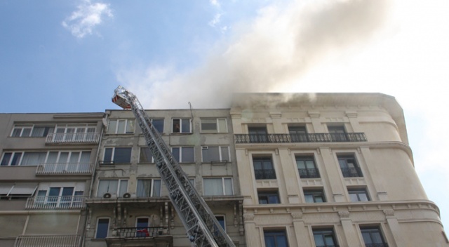 Şişli’de 9 katlı bir binanın çatısında yangın