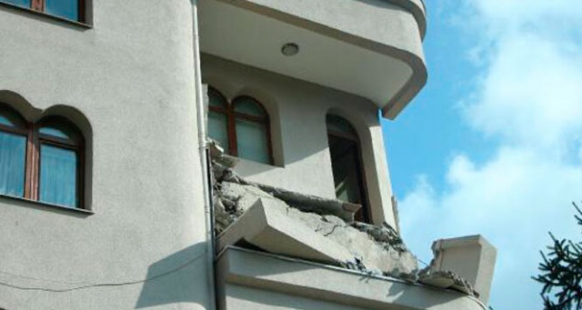 Şişli'de balkon çöktü! Bina boşaltıldı Şişli'de balkon çöktü! Bina boşaltıldı