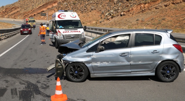 Sivas’ta otomobil bariyerlere çarptı: 3 yaralı