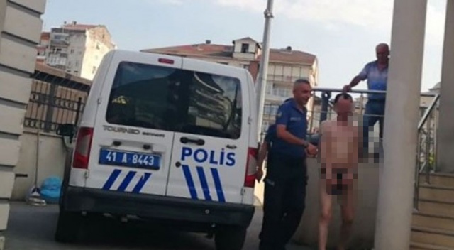 Sokakta iç çamaşırıyla dolaşarak vatandaşı kışkırtan şahsı linç edilmekten polis kurtardı