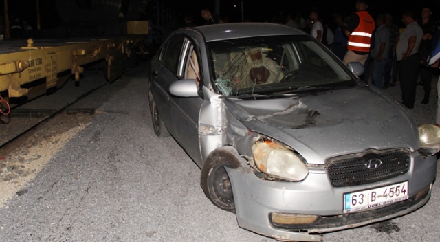 Tarsus&#039;ta tren ile otomobil çarpıştı: 4 yaralı