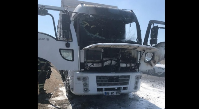 Tekirdağ&#039;da seyir halindeki kamyon alev alev yandı
