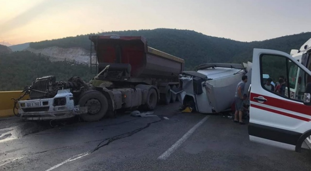 Tırla kamyon çarpıştı, karayolu savaş alanına döndü