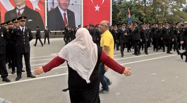 Törene damga vuran an! Yüzlerce askerin arasına girdi ve... Törene damga vuran an! Yüzlerce askerin arasına girdi ve...