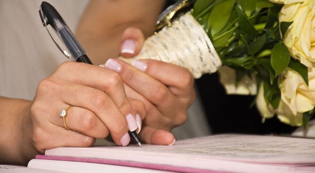 Tüketici mahkemesinden emsal karar! Nikah görüntüleri kusurlu kaydedilen çifte tazminat