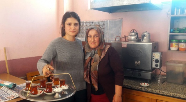 Üniversite mezunu ve KPSS 84.'sü genç kız, babasının çay ocağında çaycılık yapıyor Üniversite mezunu ve KPSS 84.'sü genç kız, babasının çay ocağında çaycılık yapıyor