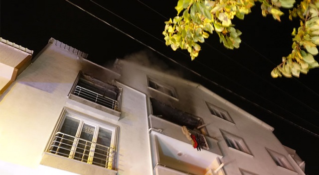 Abisiyle tartışıp eşyaları sokağa fırlattı! Sonrası felaket...