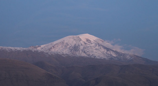 Ağrı Dağı’na yılın ilk karı yağdı