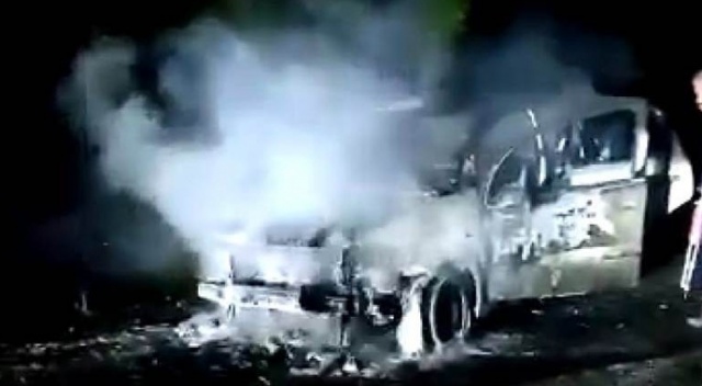 Alev alev yanan otomobilden son anda kurtuldular Alev alev yanan otomobilden son anda kurtuldular