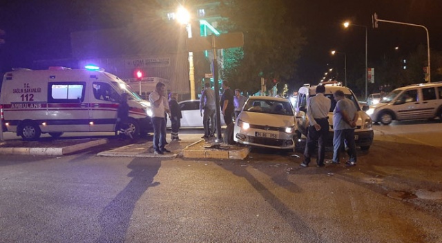 Ambulansa yol vermek isterken çarpıştılar: 1 yaralı Ambulansa yol vermek isterken çarpıştılar: 1 yaralı