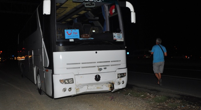 Antalya'da tur otobüsü otomobile çarptı: 6 yaralı Antalya'da tur otobüsü otomobile çarptı: 6 yaralı