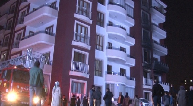 Apartmanda yangın paniği: 10 kişi hastanelik oldu Apartmanda yangın paniği: 10 kişi hastanelik oldu