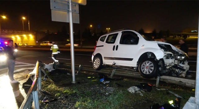 Araç bariyerlere çıkarak durdu; 4 yaralı Araç bariyerlere çıkarak durdu; 4 yaralı