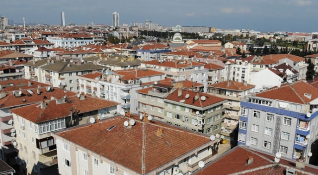 Avcılar’da birçok vatandaş hasarlı evlerinden taşınıyor Avcılar’da birçok vatandaş hasarlı evlerinden taşınıyor