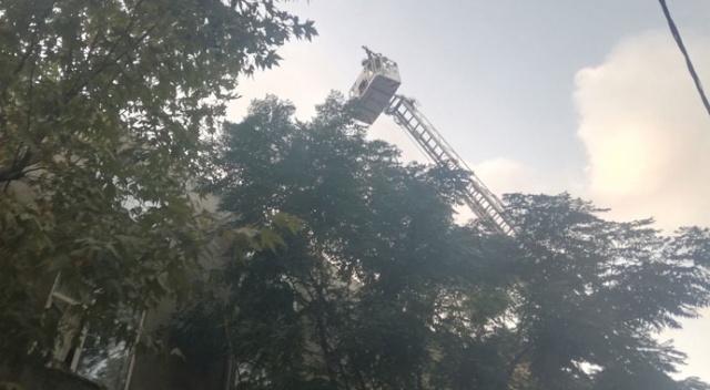 Avcılar’da korkutan çatı yangını