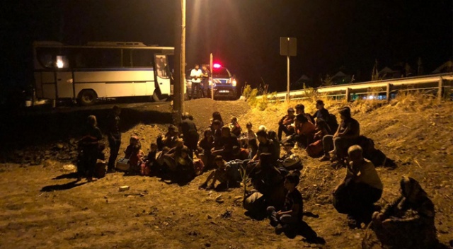 Ayvalık’ta 132 düzensiz göçmen ve 1 organizatör yakalandı Ayvalık’ta 132 düzensiz göçmen ve 1 organizatör yakalandı