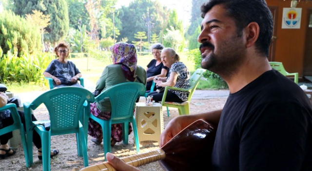 Bağlama çalıp türkü söyleyerek çocuklarını okutuyor