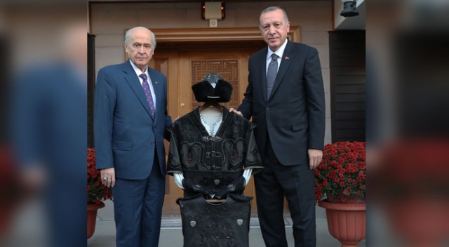 Bahçeli&#039;nin Erdoğan&#039;a hediye ettiği kaftanın anlamı